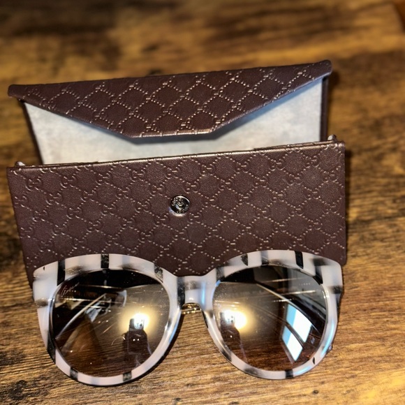 Authentic Gucci Sunglasses with case - Picture 1 of 14